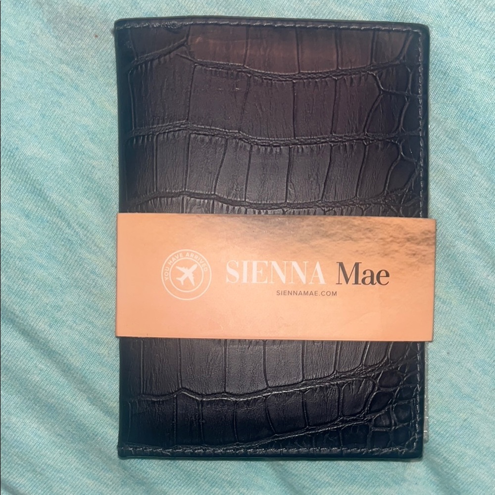 *BRAND NEW/ UNUSED* Sienna Mae Passport Holder w| Tags still attached